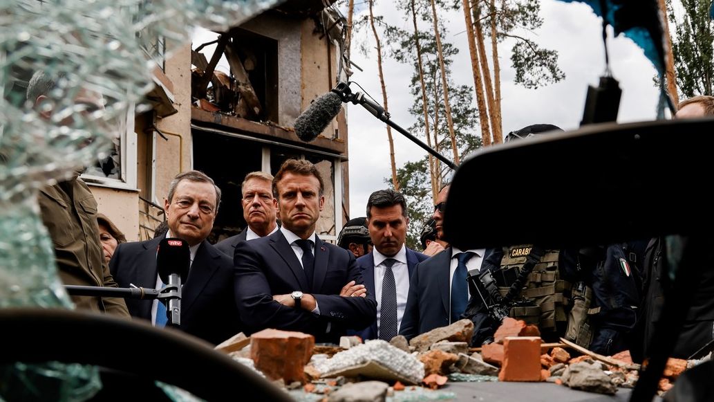 Fotky: Takhle si nejdůležitější muži Evropy prohlíželi ukrajinskou zkázu
